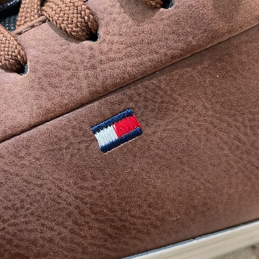 Tommy Hilfiger beautiful brown leather sneakers. Men’s 10. Like new condition. - Picture 4 of 14